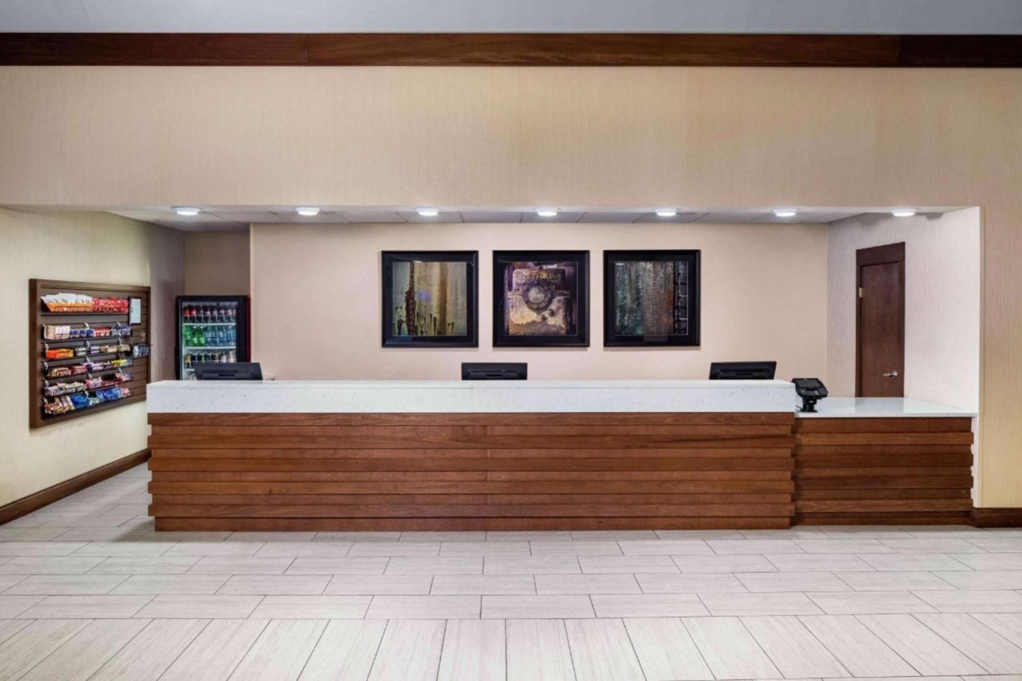 Wyndham Garden Westlake Exterior photo