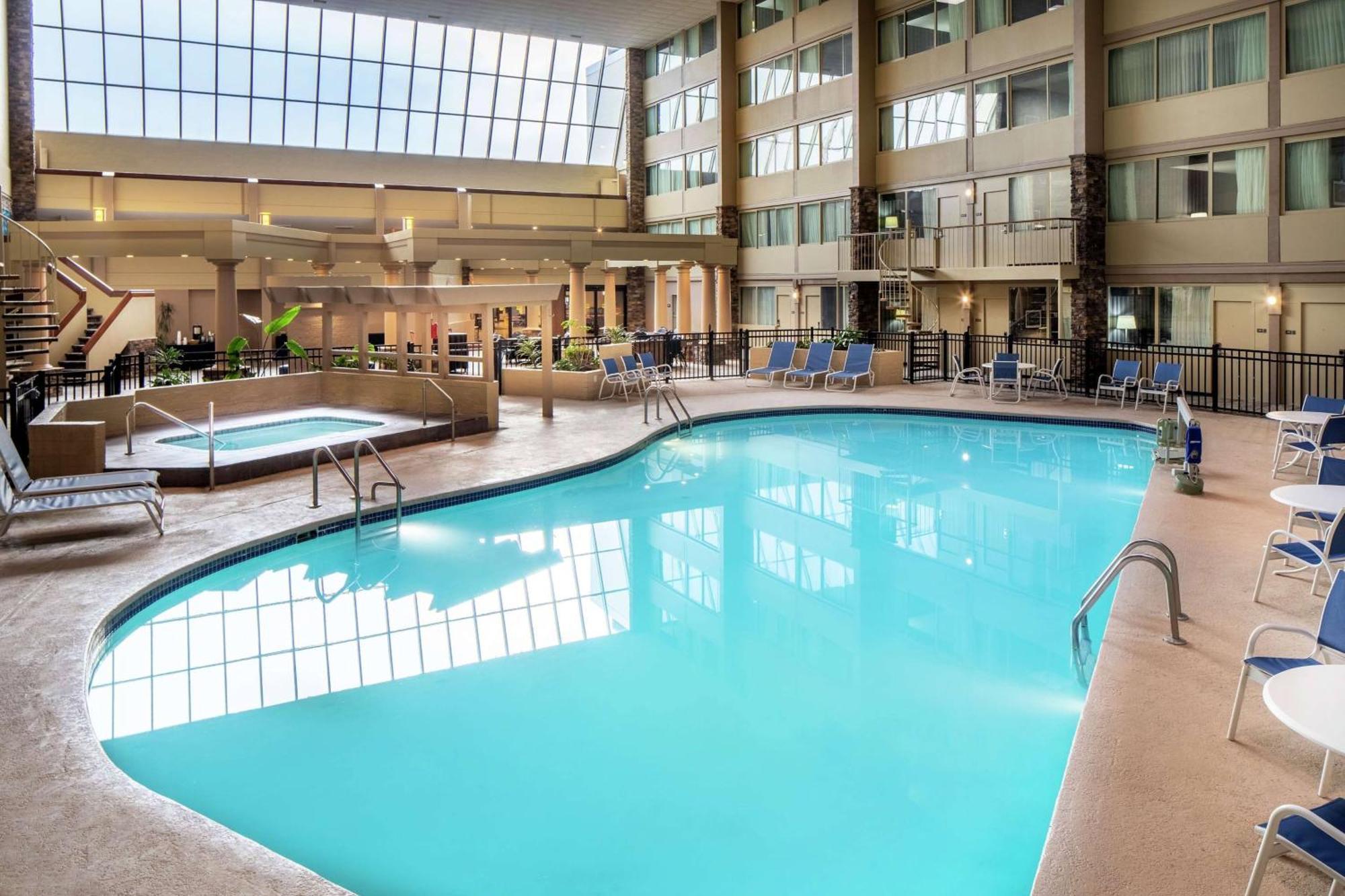 Wyndham Garden Westlake Exterior photo